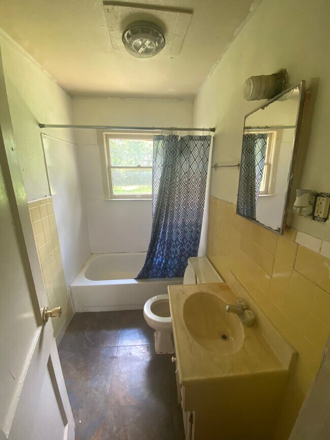 Building Photo - Single-Family Home Available!