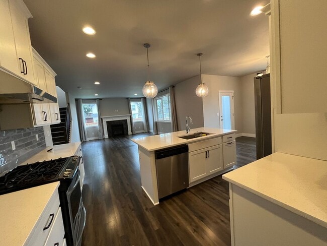 Building Photo - Beautiful and Newer 4 Bedroom 2.5 Bathroom Craftsman attached House close to the Columbia River! ...