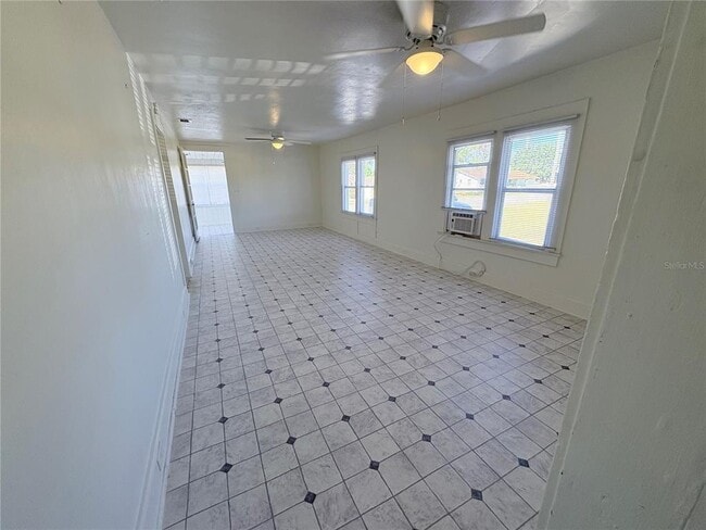 Building Photo - 2320 Crest Dr