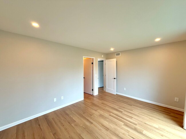 Building Photo - Updated 4B/2BA House in Mira Mesa!