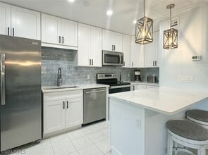 Building Photo - 788 Park Shore Dr