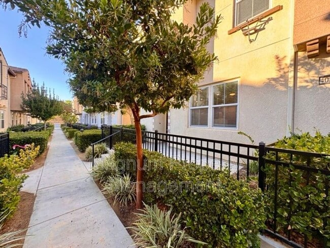 Building Photo - 40372 Calle Real