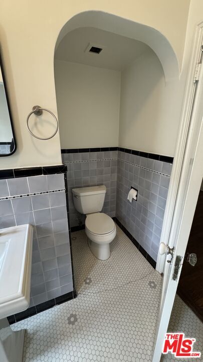 Building Photo - 326 1/2 N Sycamore Ave