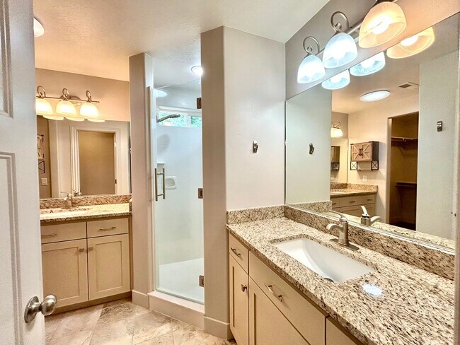 Building Photo - Lovely Single Family House Available!!!!