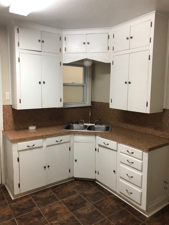 Building Photo - Cute 2 Bedroom, 1 Bath Home!