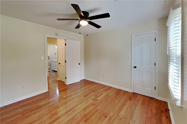 Building Photo - 3829 Bluffview Dr