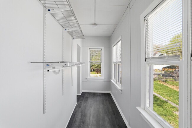 Building Photo - Beautiful Duplex with Charm