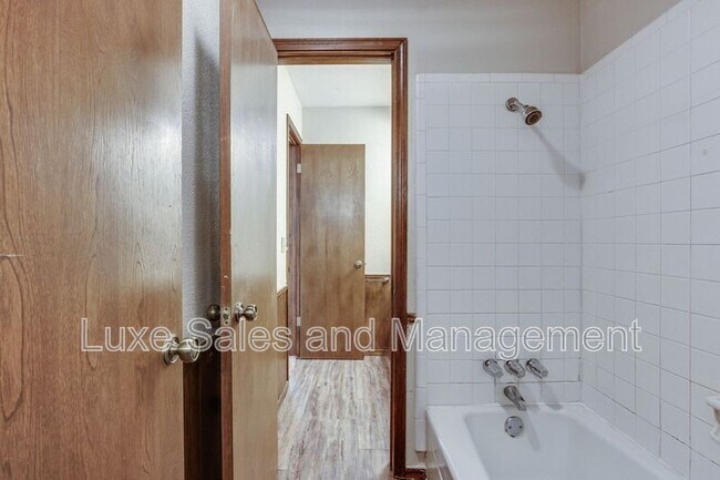 Building Photo - 6004 Paramount Dr