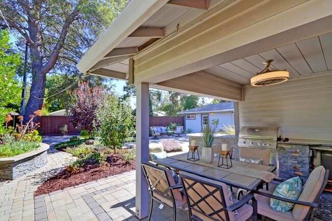 Building Photo - Stunning Central Davis Home