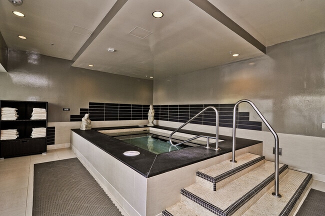 Building Photo - Great 2bd/2ba modern town home located in the center of South Lake Union W/S/G and ( 2) parking s...