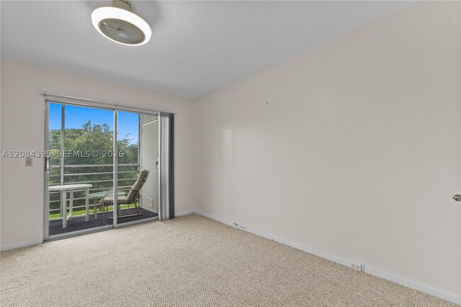Building Photo - 523 Fanshaw N