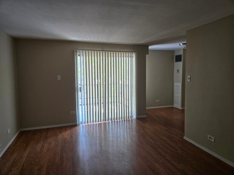 Building Photo - 2325 S Linden Ct