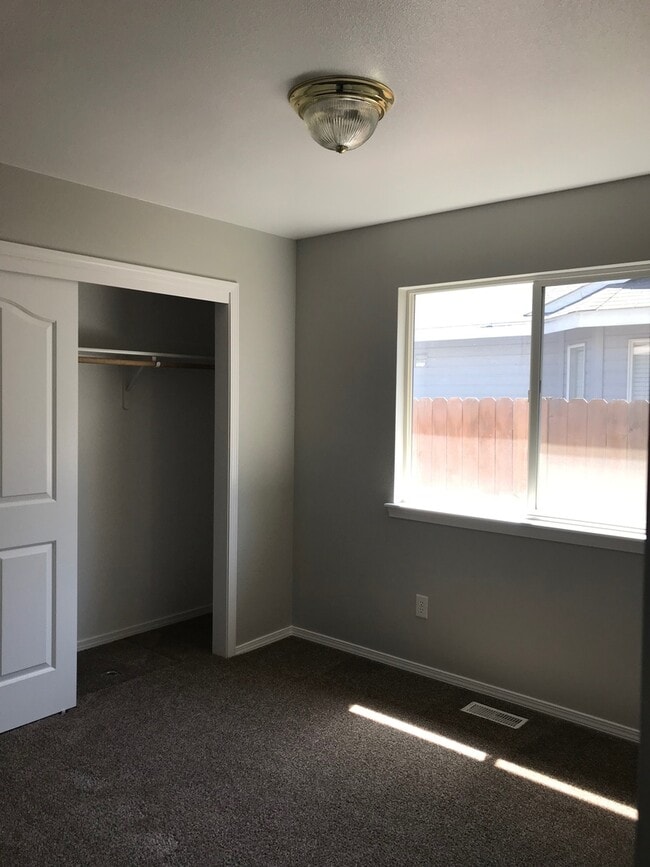 Building Photo - 3 Bed/2 bath...Newer Carpet and Flooring.....