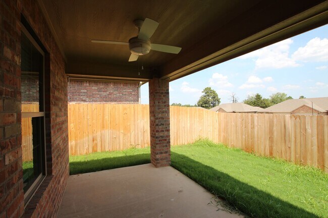 Building Photo - 2 Bedroom 2 Bath Townhome! Whitehouse ISD! 1/2 OFF FIRST FULL MONTH