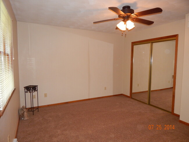 Building Photo - 3 bedroom, 2.75 bath, 2 car garage, family...