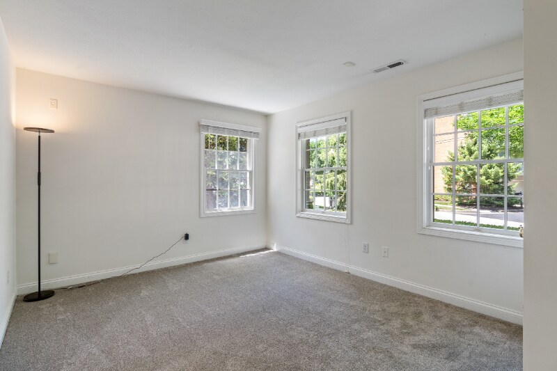 Building Photo - 12735 Edgemont Way