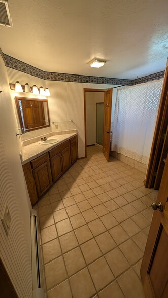Building Photo - 202 Hillcrest Dr