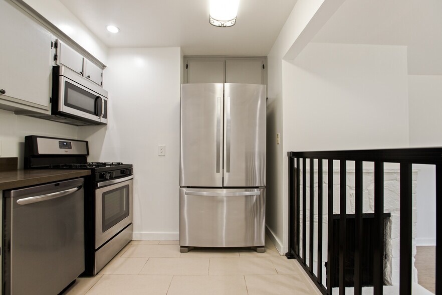 Building Photo - 9910 Robbins Dr