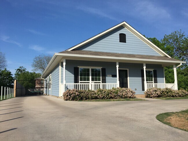 Building Photo - 3BR/3BA House Near Campus