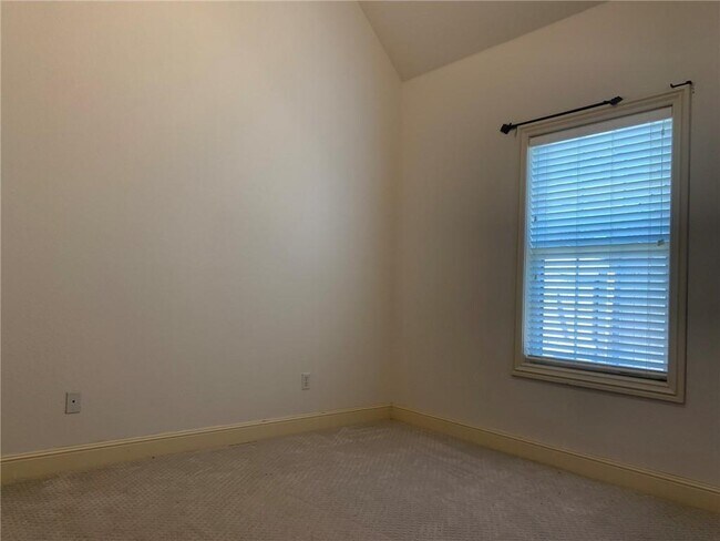 Building Photo - 5604 S 43rd St
