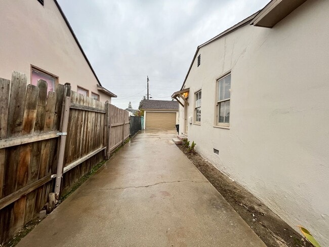 Building Photo - Centrally located 3-bedroom house