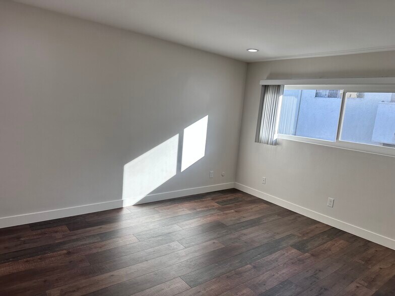 Building Photo - 5328 Newcastle Ave