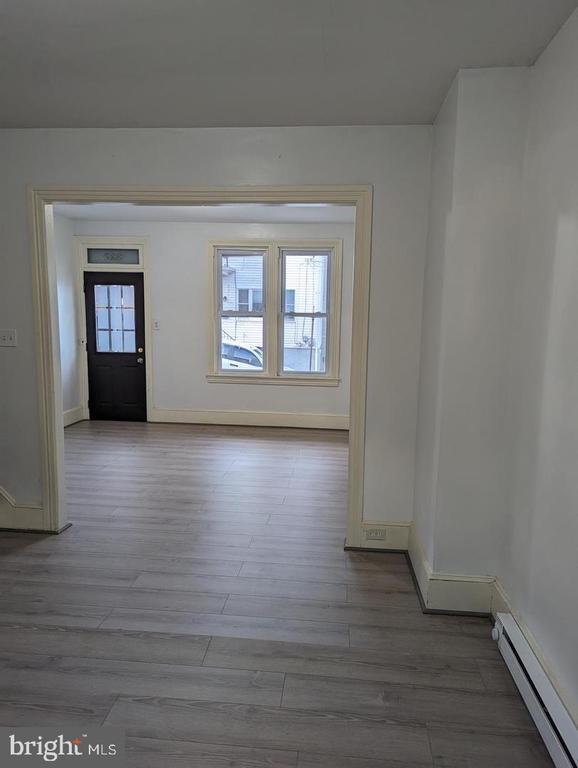 Building Photo - 327 W Race St