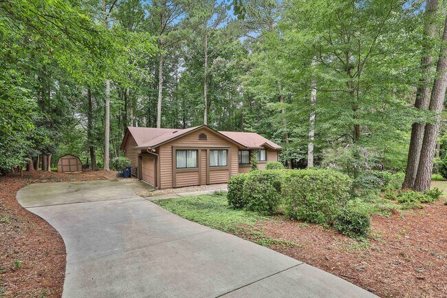 Building Photo - Charming 3 Bed / 2 Bath Furnished Ranch in One of Peachtree City's Most Scenic Settings