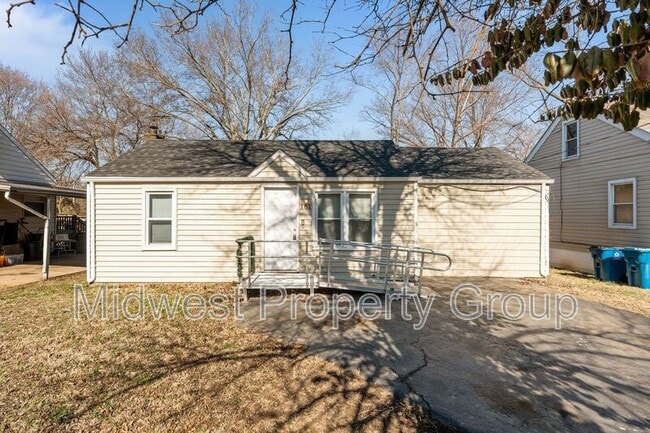 Building Photo - 161 Anistasia Dr