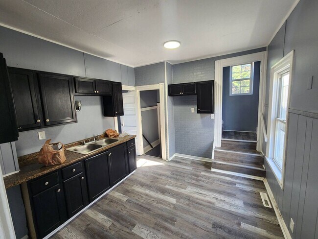 Building Photo - Charming 4-Bedroom Property in Prime Locat...