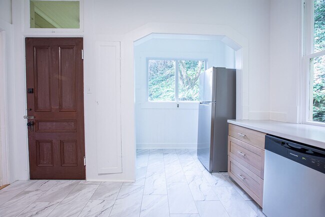 Building Photo - 1940-1946-1946 SW Market St Dr