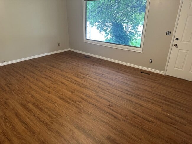Building Photo - East Layton Home with Beautiful Landscapin...