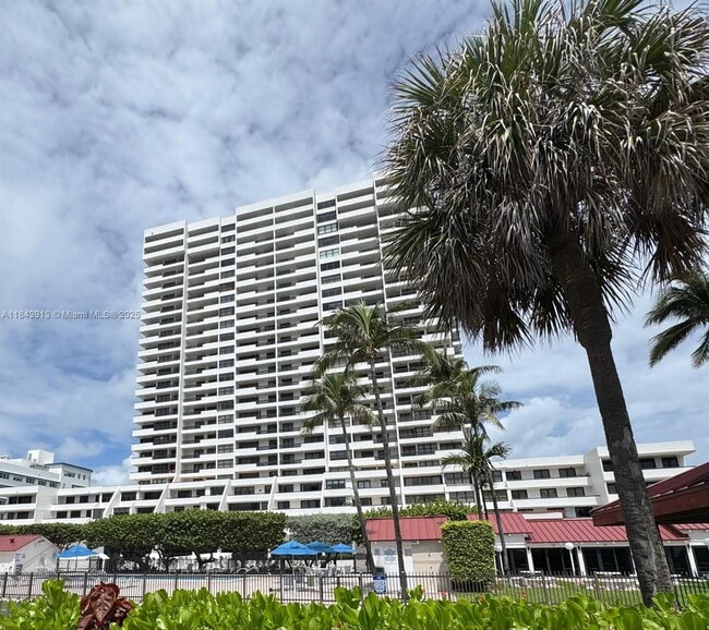 Building Photo - 2555 Collins Ave