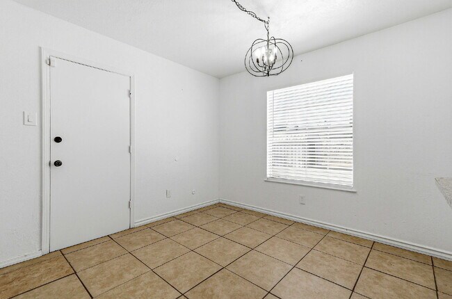 Building Photo - 3 bed 2 bath house with a studio