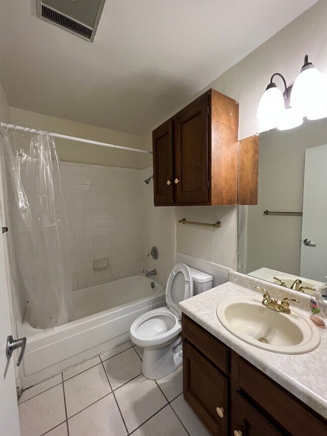 Building Photo - LOVELY 3 BEDROOM 2 BATH HOME IN NORTH EAST...