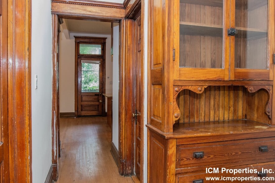 Building Photo - 847 W Wellington Ave