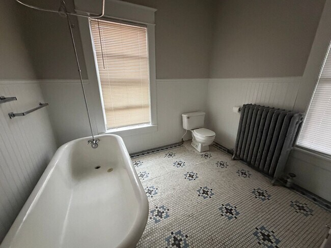 Building Photo - 2216/2218 Memorial Ave SW