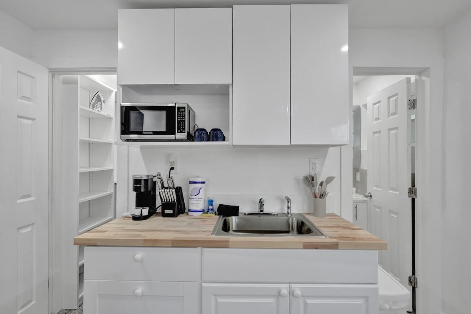 Building Photo - 906 N Riverside Dr