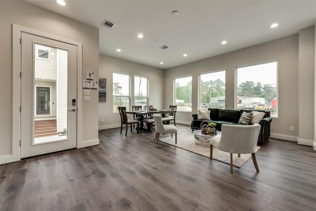 Building Photo - 3362 Pinemont Dr