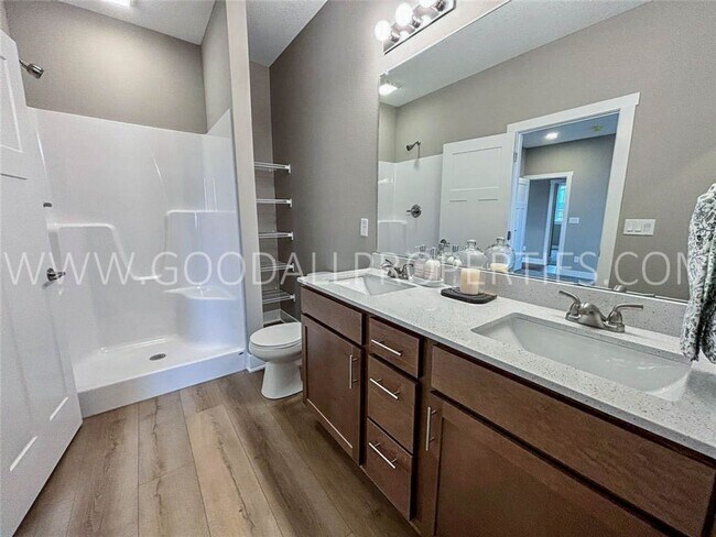 Building Photo - Stunning 4 bedroom, 3 bath Ranch Style Hom...