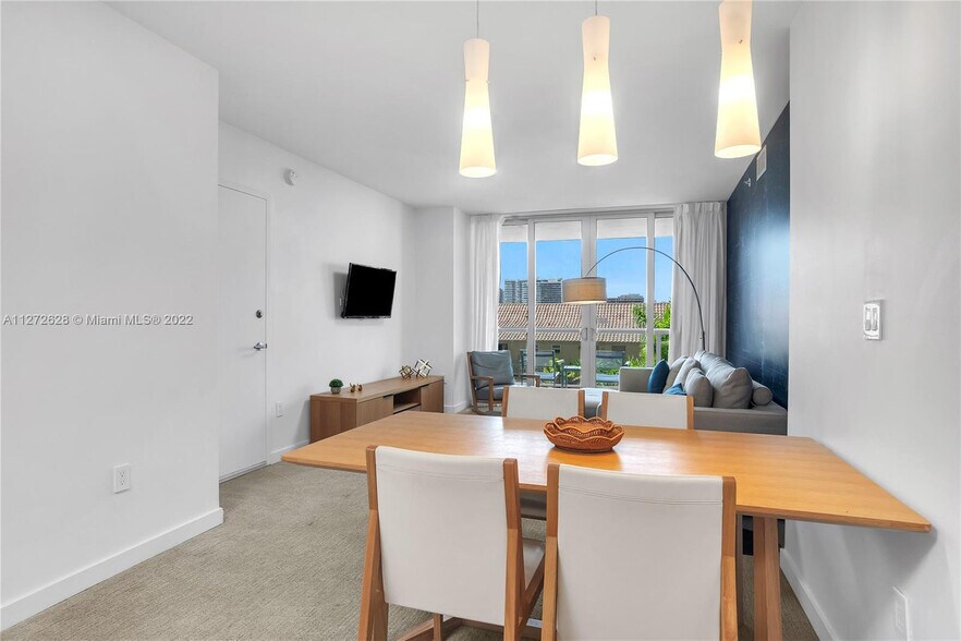 Building Photo - 2602 E Hallandale Beach Blvd