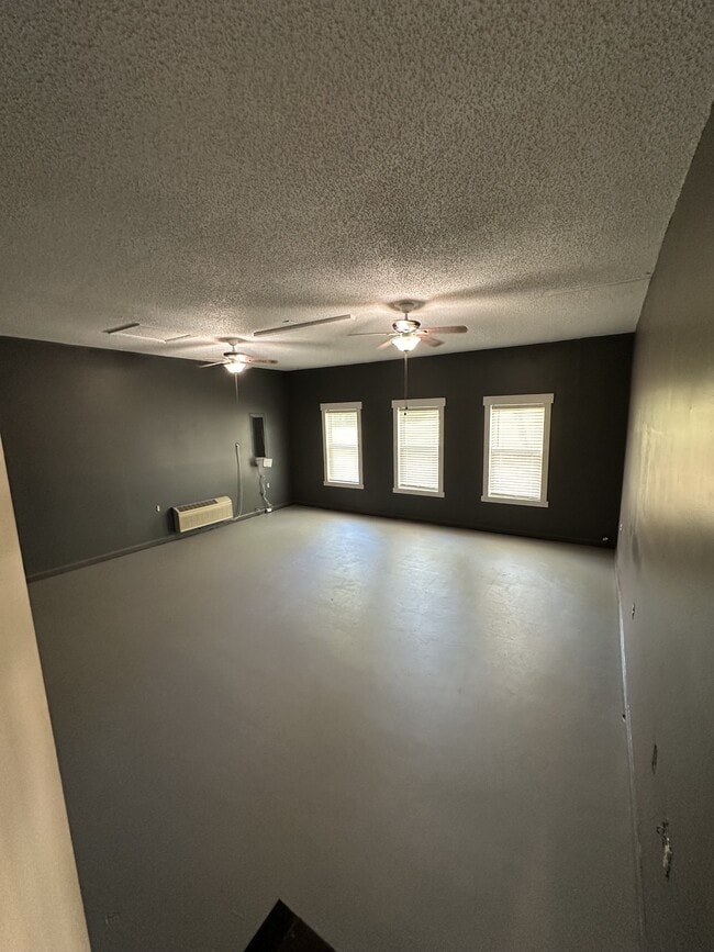 Building Photo - 681 Calhoun Dr