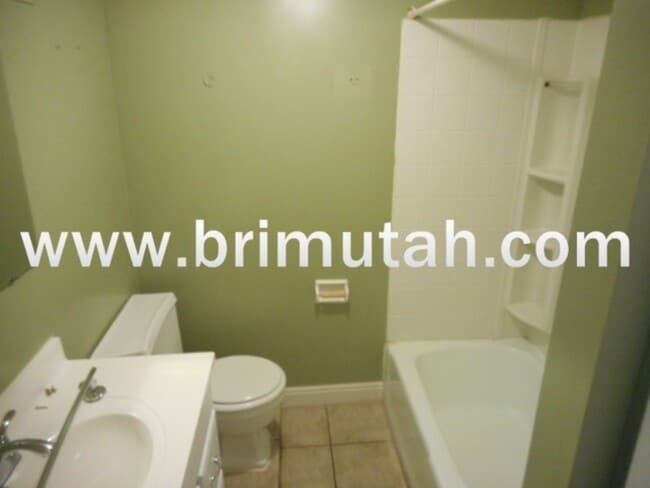 Building Photo - 2637 S Kenwood St