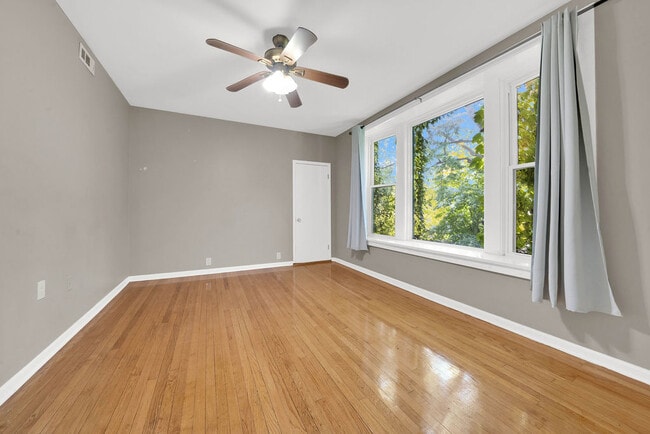 Building Photo - 1121 W Columbia Ave