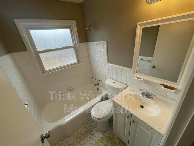 Building Photo - 5 Westdell Dr