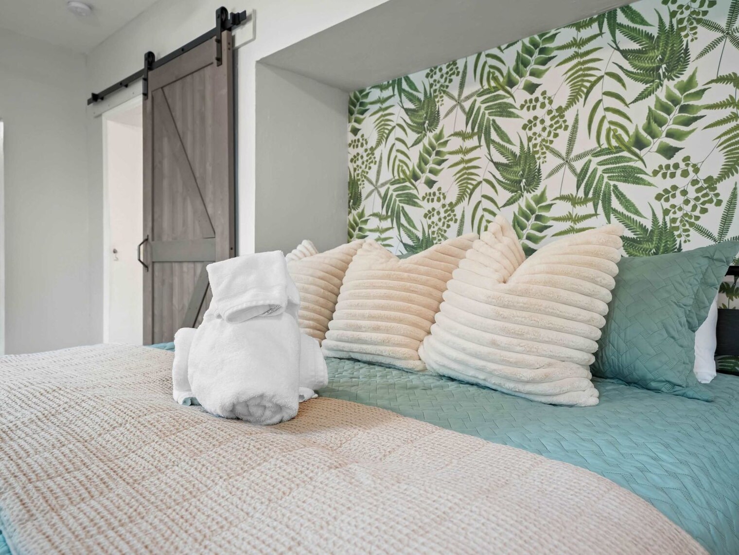 Building Photo - 4211 Lakeview Dr