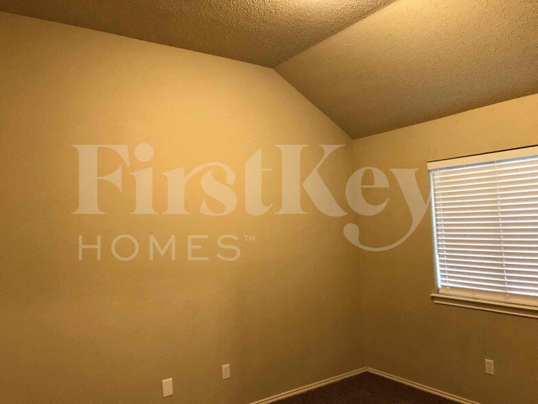 Building Photo - 1371 Gainsborough Way