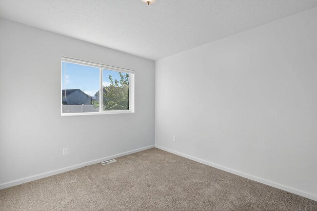 Building Photo - Impressive 5 bed/3 bath twin home in Chubbuck with just under 3000 square feet.