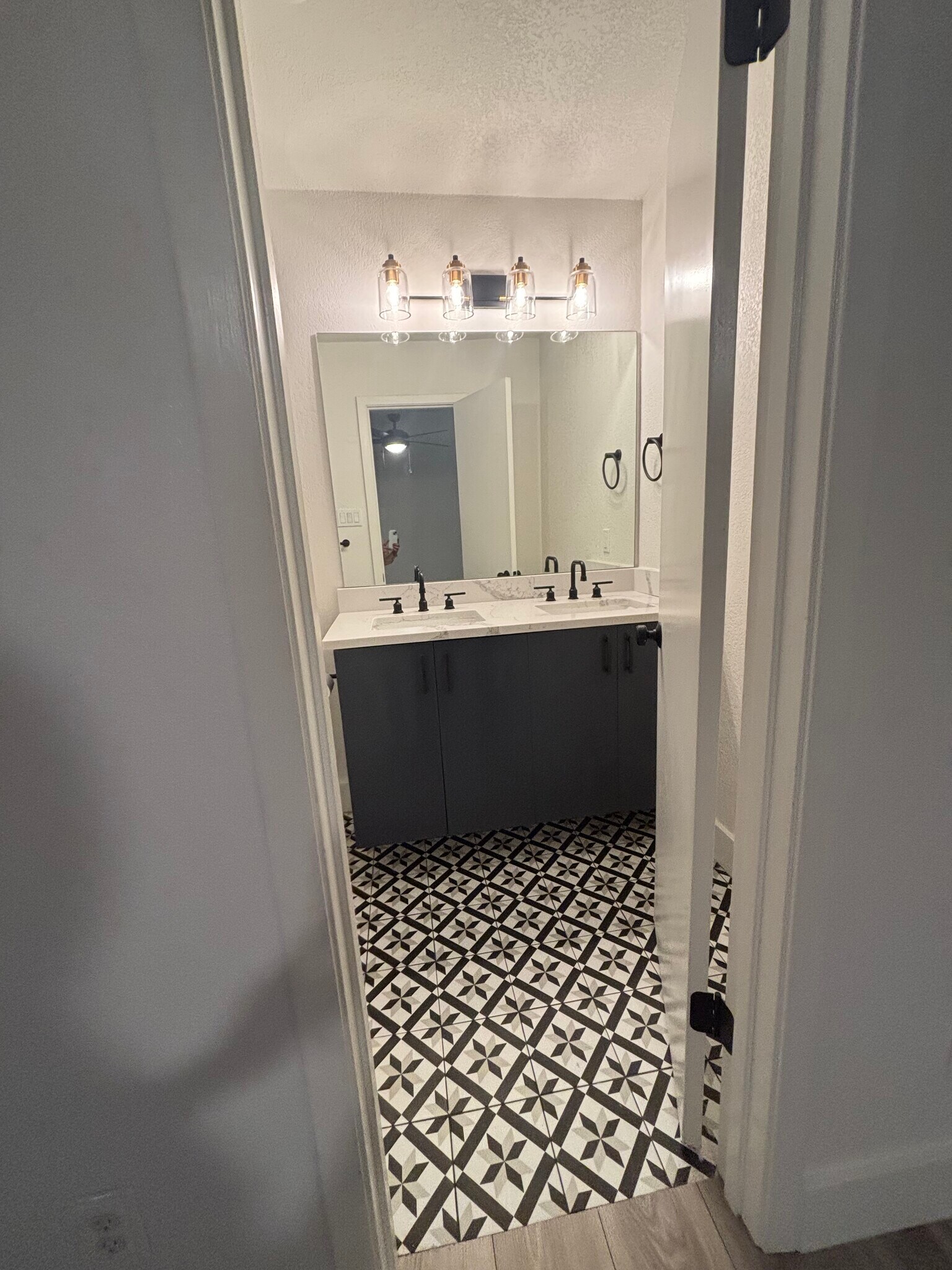 Main Bedroom - Ensuite Bath - 7810 Copperas Dr