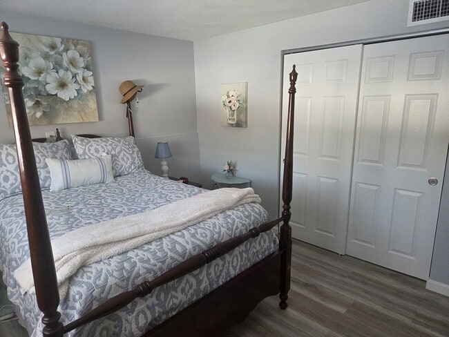 Building Photo - 176 Maple Ave